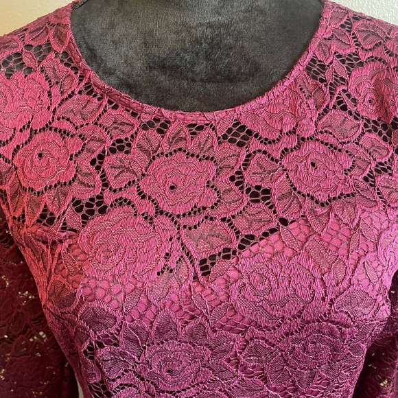 Burgundy lace dress - Picture 3 of 5